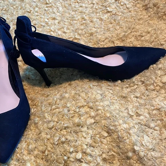 Nine West black classic pump size 8.5 tassel bow accent on back - Picture 2 of 8